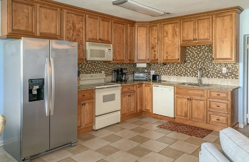 Panacea Copropriété | Going Coastal in Panacea, Wraparound Balcony, Bay & Marina View, Pool, NO BOATS