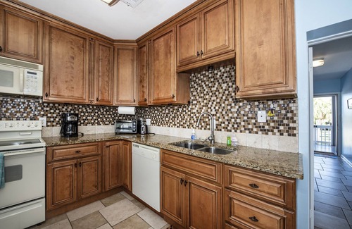 Panacea Copropriété | Going Coastal in Panacea, Wraparound Balcony, Bay & Marina View, Pool, NO BOATS