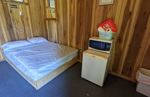 Helmsburg Cabine | Cabine-lit 11, pas de salle de bain, accès au pavillon de douche