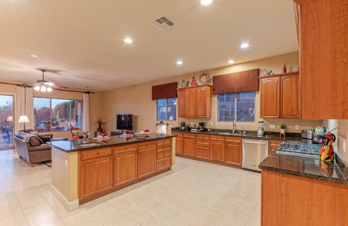 Gold Canyon Maison | Gold Canyon LUX, Mt VIEWS, POOL w/Opt Heat, Spa, Fire Pit, Theater & Arcade, 2 Garage Spaces