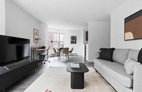 Rush and Division Appartement | Gold Coast 1BR w Deck Gym Lounge 1 block to L CHI-650