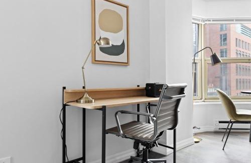 Rush and Division Appartement | Gold Coast 1BR w Deck Gym Lounge 1 block to L CHI-650