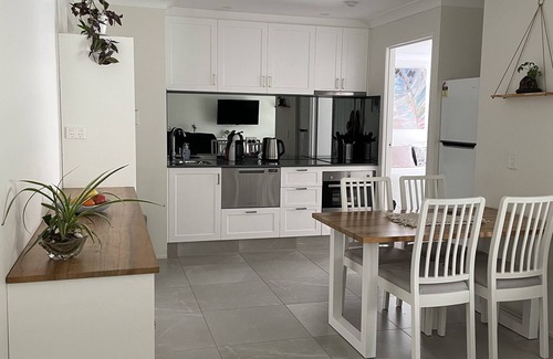 Elanora Appartement | Gold Coast Comfort – Stylish 1-Bedroom Retreat Near Beaches, Cafés & Lake