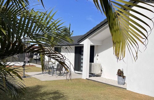 Elanora Appartement | Gold Coast Comfort – Stylish 1-Bedroom Retreat Near Beaches, Cafés & Lake