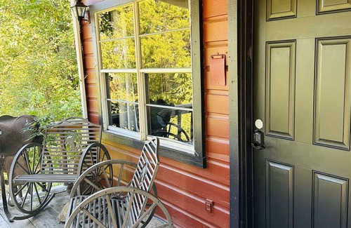 Canton Cabine | Gold Panner's Bunkhouse Sleeps 5 with a loft