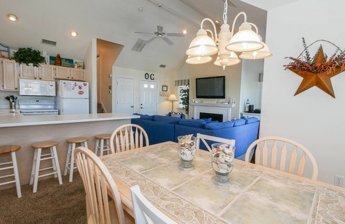 Gold Coast Copropriété | Goldcoast-Steps to Beach 2nd Flr-3 bedrm / 2 bths, Prvt Rooftop Dck w / Ocean Views!