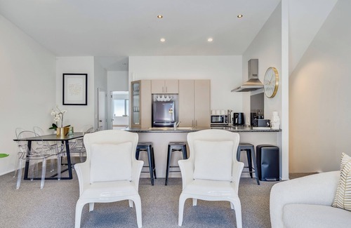Mount Maunganui Maison | Golden 3-bedroom Retreat in beautiful Mount Maunganui with WiFi, AC