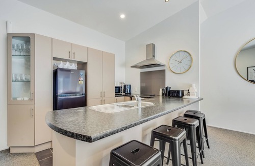 Mount Maunganui Maison | Golden 3-bedroom Retreat in beautiful Mount Maunganui with WiFi, AC