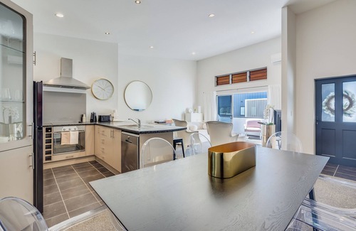 Mount Maunganui Maison | Golden 3-bedroom Retreat in beautiful Mount Maunganui with WiFi, AC
