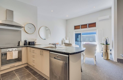 Mount Maunganui Maison | Golden 3-bedroom Retreat in beautiful Mount Maunganui with WiFi, AC