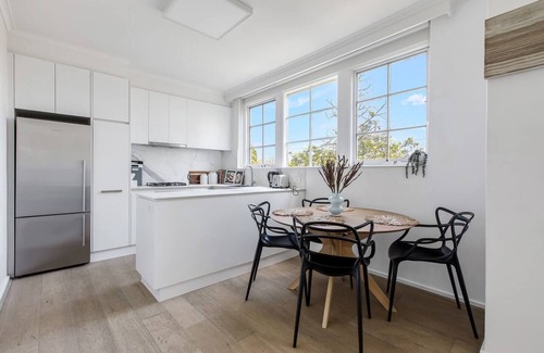 St. Kilda East Appartement | Golden Alma A Radiant Escape between City and Sand