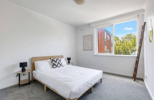 St. Kilda East Appartement | Golden Alma - A Radiant Escape between City & Sand