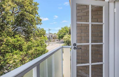 St. Kilda East Appartement | Golden Alma - A Radiant Escape between City & Sand
