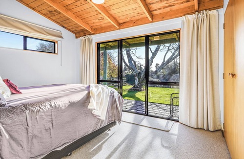 Cambridge Maison | Golden Grove Retreat - Cambridge Holiday Home