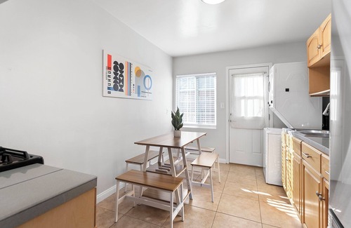 Golden Hill Appartement | Golden Hill Hideaway: Stylish, Central, and Cozy