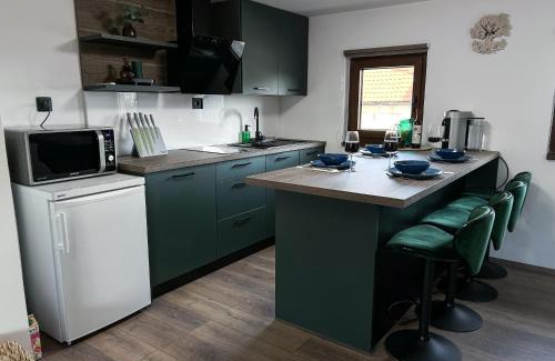 Vinica Maison | Golden Pinpoint