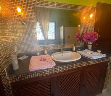 Malindi Lit Et Petit-Déjeuner | Golden Sun Luxury Suites in Villa Golf Club