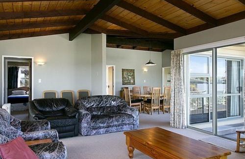 Richmond Heights Maison | Golders Heights - Taupo Holiday Home