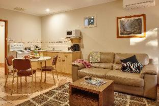 Bright Appartement | Goldfield Holiday Units