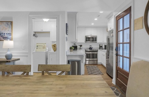 Twin Oaks Maison | Golf Cart INCLUDED-4 bedroom w 3 Bathrooms -3 min walk to beach & restaurants