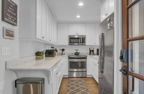 Twin Oaks Maison | Golf Cart INCLUDED-4 bedroom w 3 Bathrooms -3 min walk to beach & restaurants