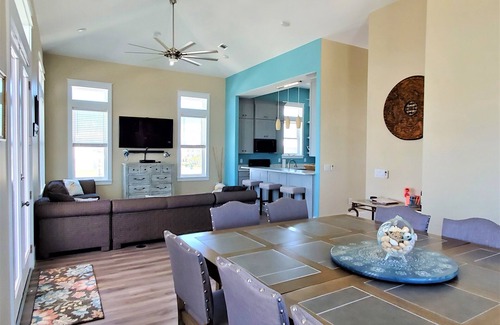 Navarre Beach Maison | Maison neuve. Bain à remous, terrasse sur le toit, accès handicapé avec ascenseur. Les vues abondent.
