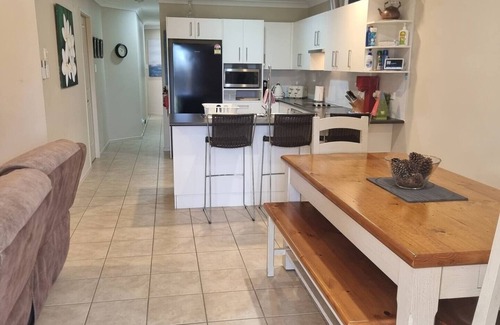 Sanctuary Point Maison | Golf course access, 10 mins to famous Hymans beach