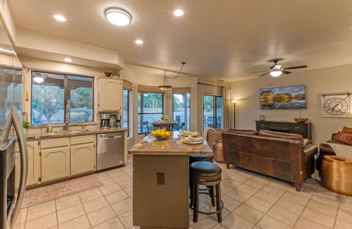 Gold Canyon Maison | GOLF Oasis, MT Views, Htd POOL, Spa, Putt Green, Shuffleboard, Direct TV, 2 Bikes