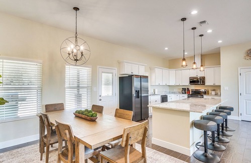 Midland Maison | Golf, Shop & Explore: Home 5 Mi to Dtwn Midland!