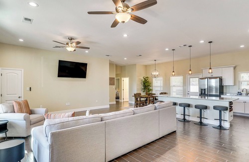 Midland Maison | Golf, Shop & Explore: Home 5 Mi to Dtwn Midland!