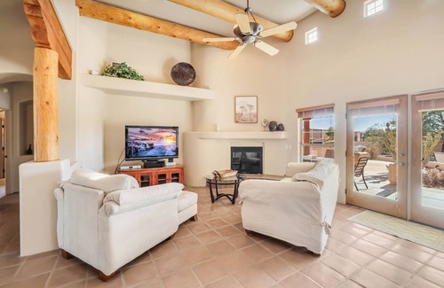 Maricopa County Maison | Golf, Swim, Relax! 4 Bdrm w Pool & Putting Green!