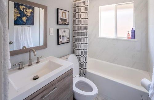 Scenic Heights Maison | Golfers Dream! Sweet NW location.