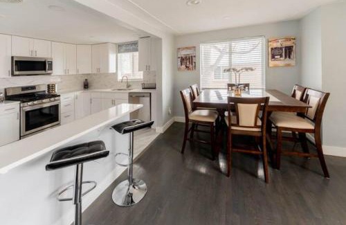 Scenic Heights Maison | Golfers Dream! Sweet NW location.