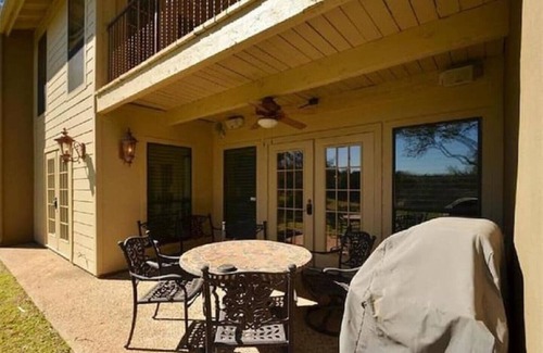 Lakeway Copropriété | Golfers Hole in One - on the golf course in Lakeway Austin Tx