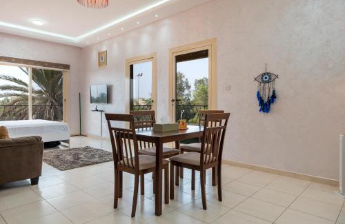 Al Hamra Village Appartement | Golfside Serenity - Stylish 1 BHK by FREE Holiday Homes