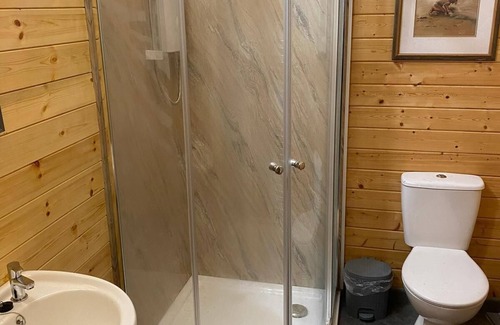 Tal-gareg Cabine | Golygfa- 1 Bedroom Lodge with lake views and Hot tub, West Wales