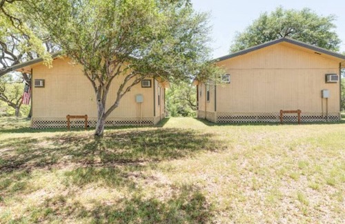 Uvalde Maison | Gone Fishin' Cabin at Lightning Bug Springs
