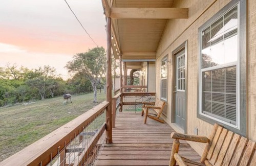 Uvalde Maison | Gone Fishin' Cabin at Lightning Bug Springs