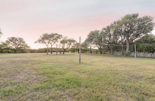 Uvalde Maison | Gone Fishin' Cabin at Lightning Bug Springs