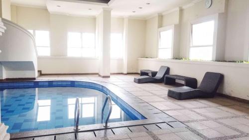 Kampung Bali Appartement | Good Deal and Comfortable 1BR The Boulevard Apartment By Travelio