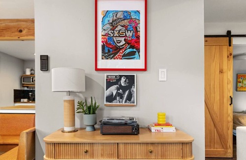 Holly Maison | Good Vibrations at the East Side Rose