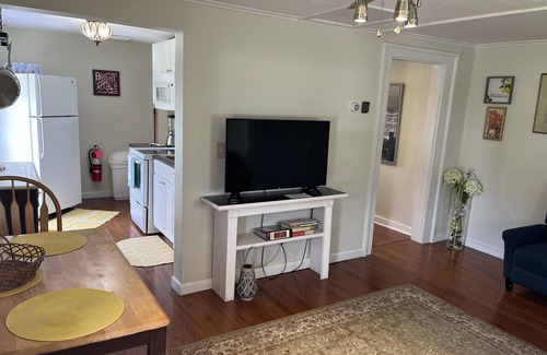 West End Appartement | Goose Pond Two less than 1 mile from ASV, Immaculate 2nd floor apartment
