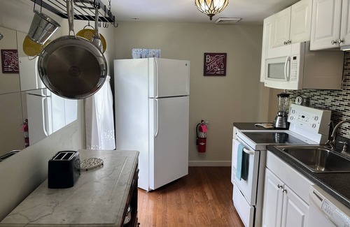 West End Appartement | Goose Pond Two less than 1 mile from ASV, Immaculate 2nd floor apartment