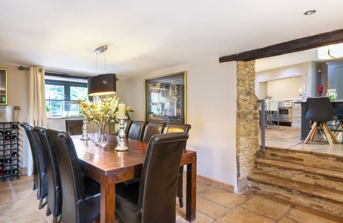 Andoversford Maison | Un 18ème siècle Late Détaché Conversion grange située dans 3 acres Terrain complet avec lac