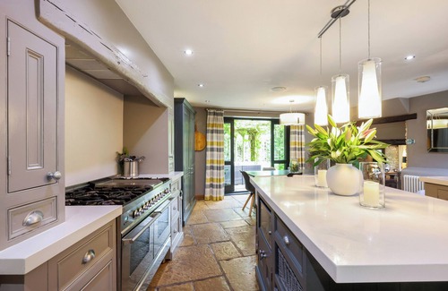 Andoversford Maison | Un 18ème siècle Late Détaché Conversion grange située dans 3 acres Terrain complet avec lac