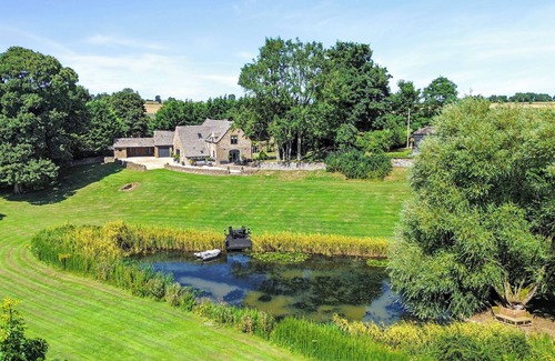 Andoversford Maison | Un 18ème siècle Late Détaché Conversion grange située dans 3 acres Terrain complet avec lac