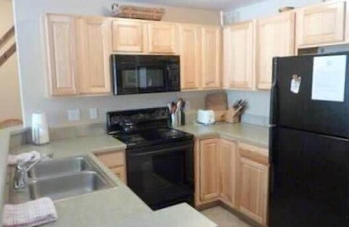 Fraser Copropriété | Bain à remous privé, Immaculée 2 Bed-2 Bath, sur la route d'autobus!