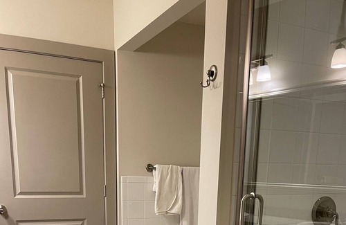 Swampscott Copropriété | Gorgeous 2 Bed apartment w/ clean & modern Decor.