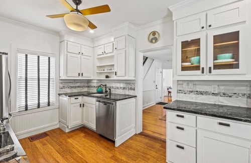 Ocean Grove Maison | Gorgeous, 2-BR House w/Huge Back Terrace + On-Site Free PARKING in Ocean Grove!