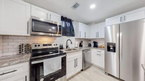 Twin Lakes Maison | Gorgeous 2-King-Bed Lower Unit in Denver
